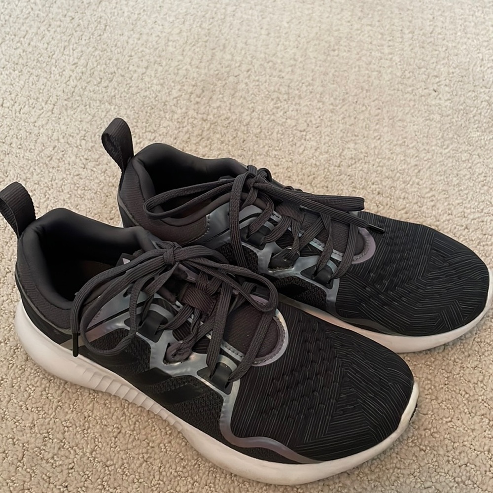 Adidas Bounce like new size 6 athletic shoes Very comfortable in black & silver